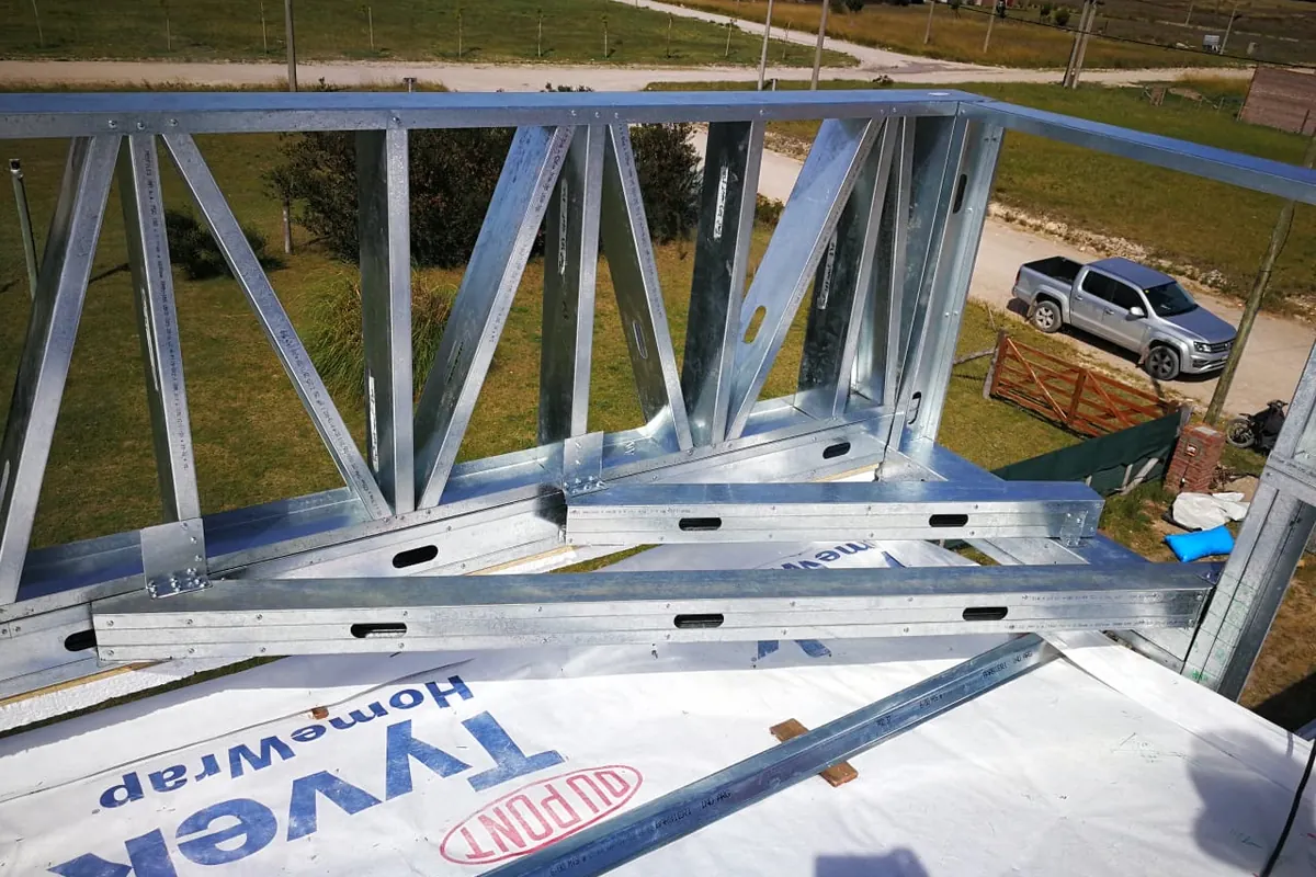 Detalle de cercha de Steel Framing sobre cubierta en obra