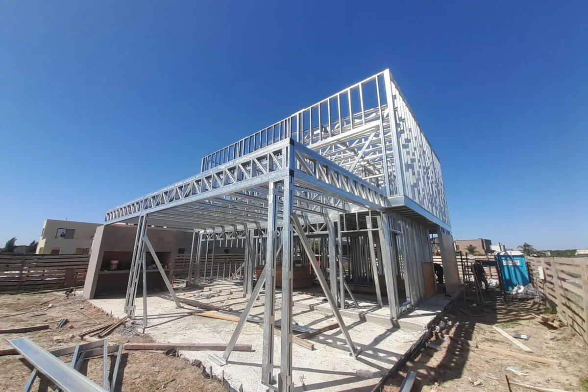 Estructura liviana de acero montada en obra