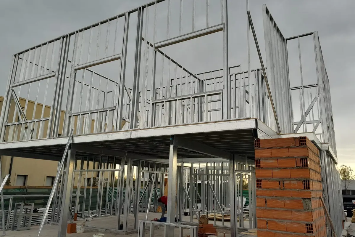 Entramado metálico de una obra de dos plantas