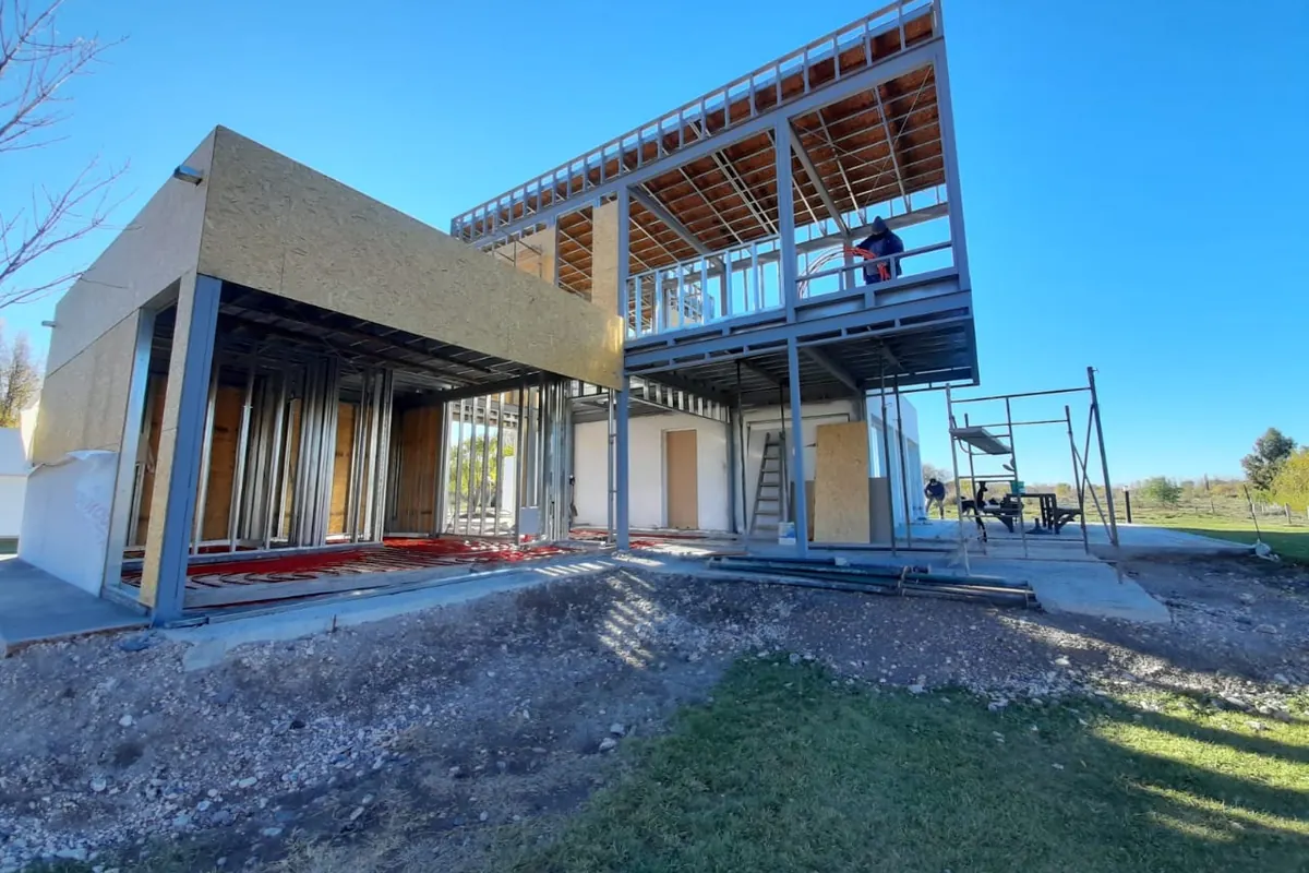 Estructura metálica y cerramientos de vivienda en construcción
