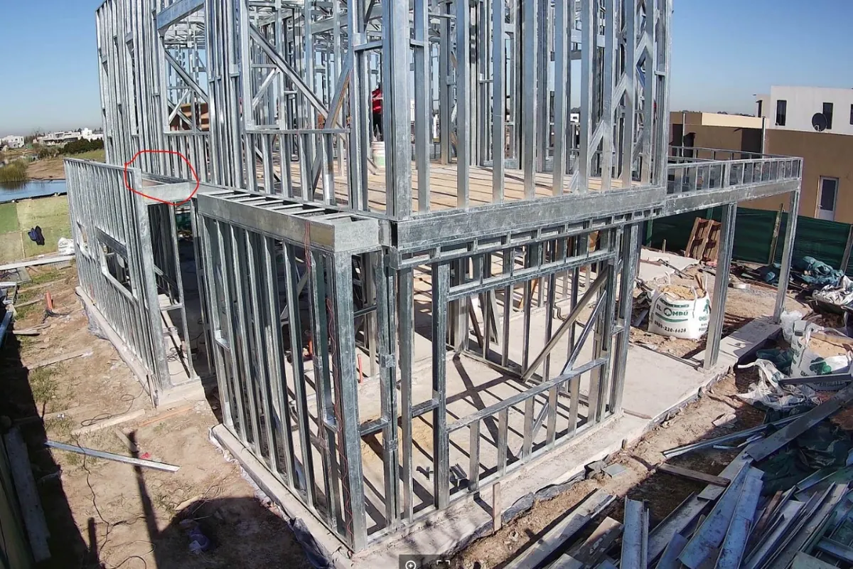 Vista en perspectiva de estructura metálica en obra