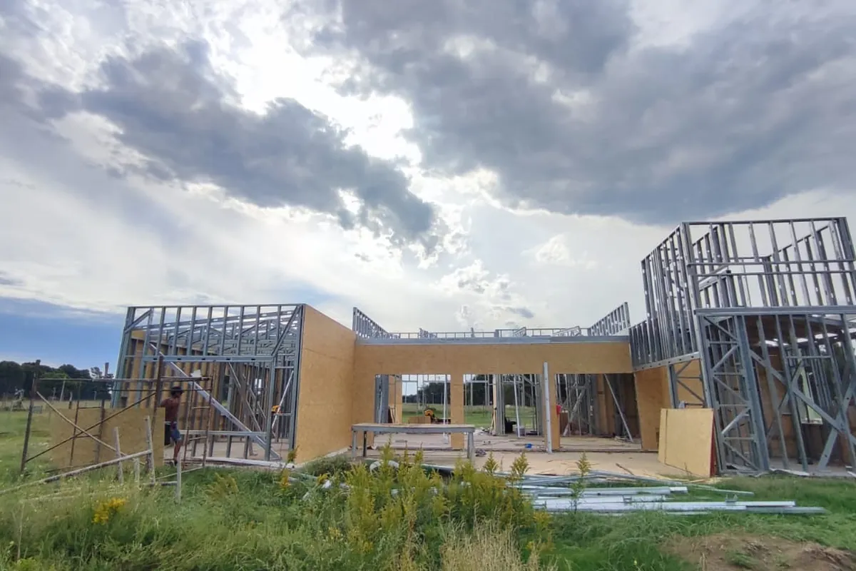 Vivienda en construcción con estructura y cerramientos parciales