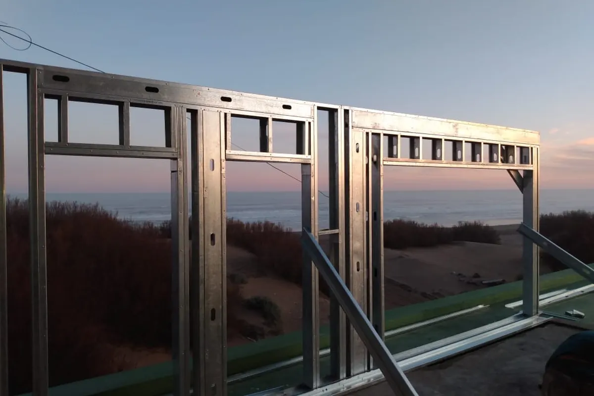 Perfiles de Steel Framing montados frente al paisaje costero