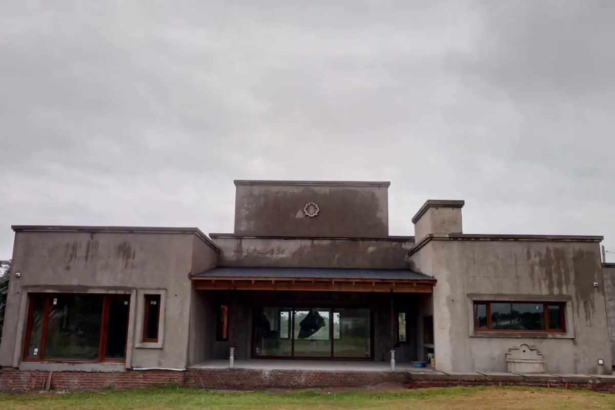 Fachada de vivienda durante la etapa de terminaciones