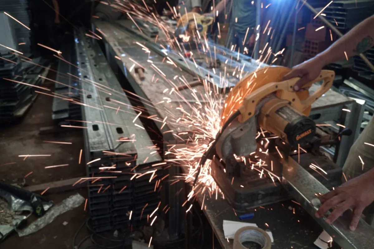 Corte de perfiles de acero durante la fabricación