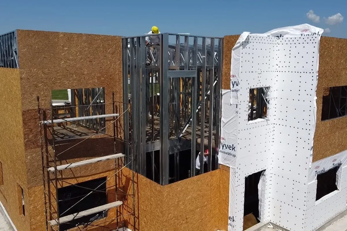 Vivienda en construcción con placas OSB y envolvente exterior